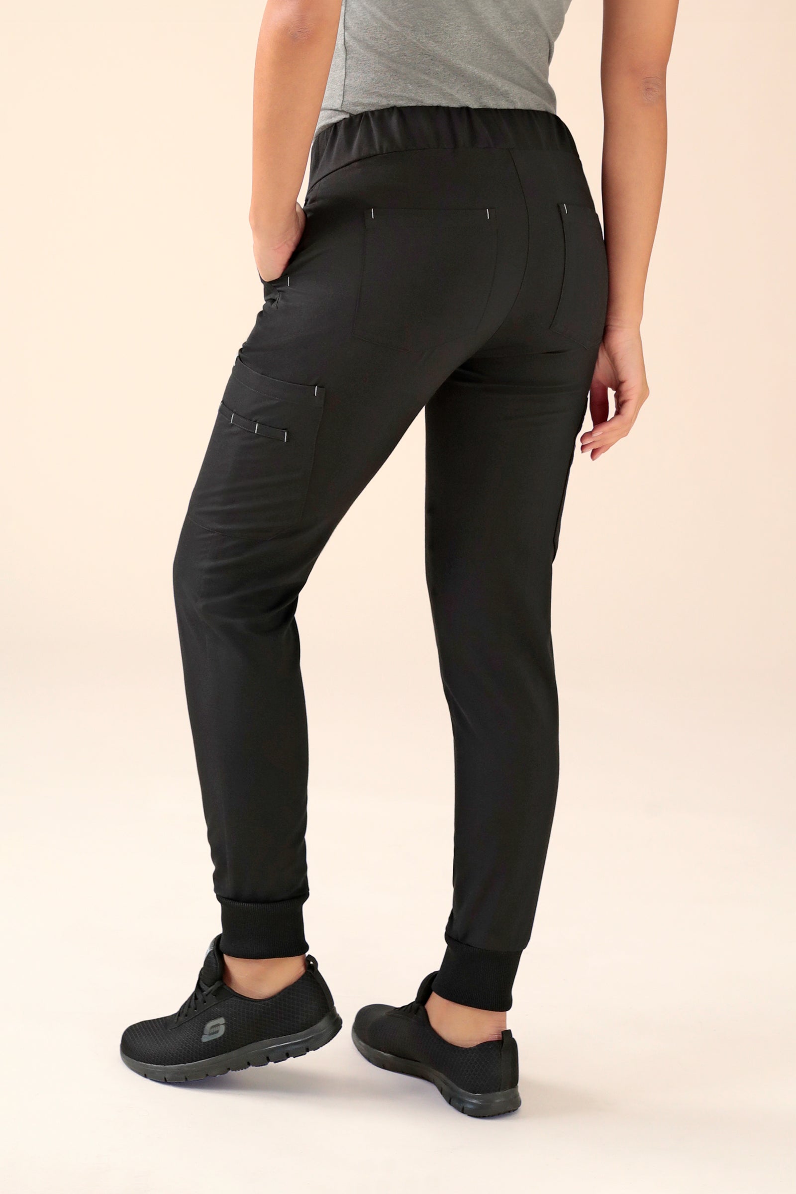 KAERE Hose Damen - Saumbündchen mit Beintaschen schwarz, Rückansicht 