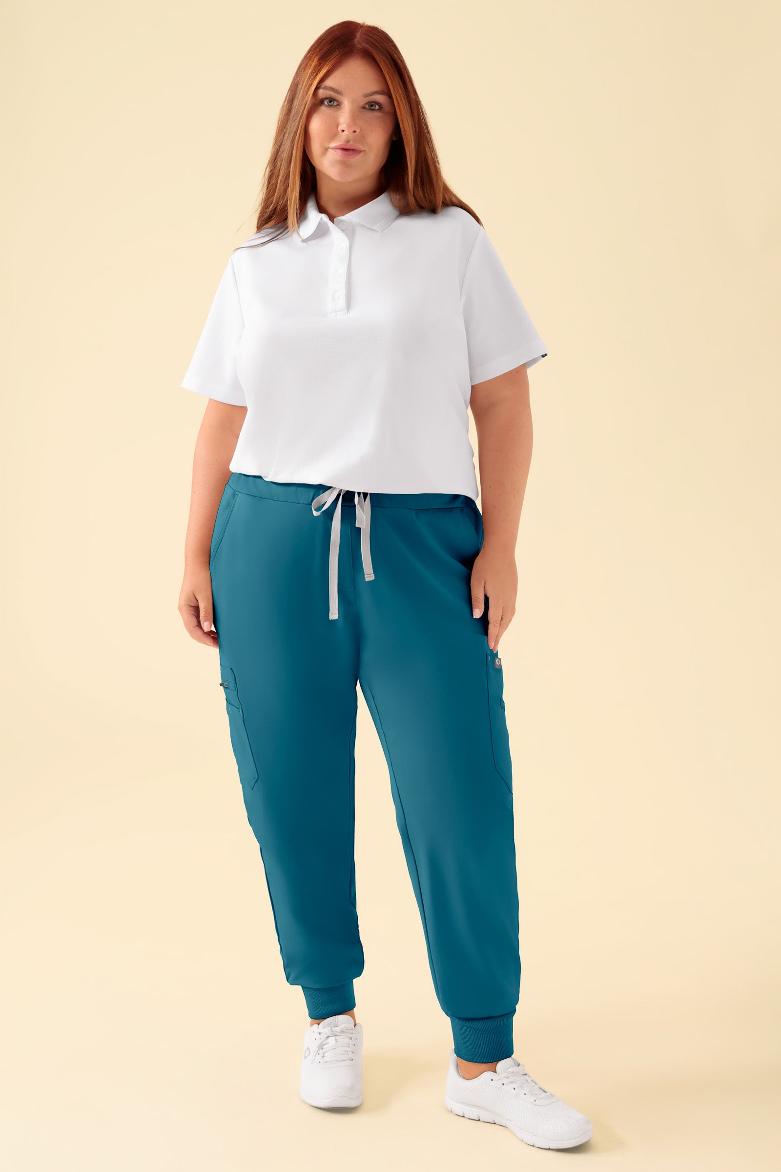 KAERE Hose Damen - Saumbündchen mit Beintaschen petrol, Vorderansicht Das Model ist 173 cm groß und trägt Größe XL