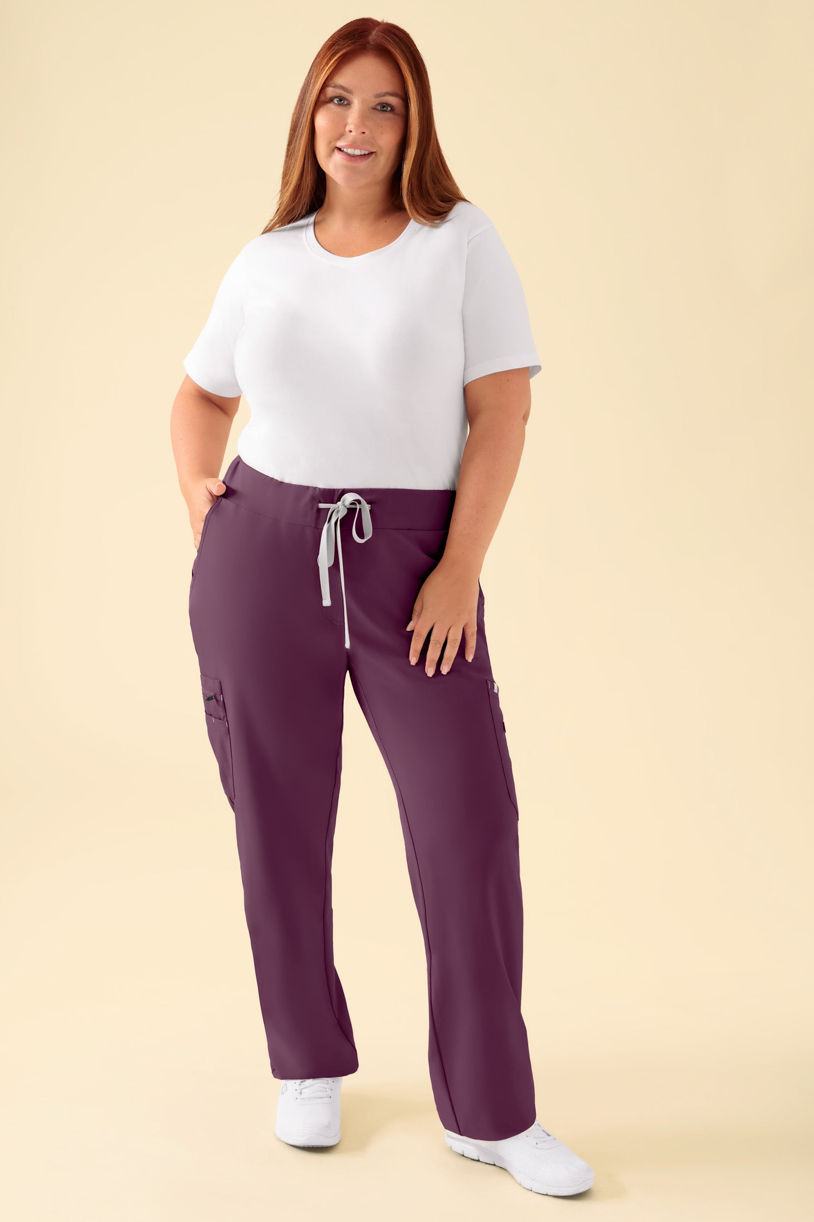 KAERE Hose Damen - gerader Saum mit Beintaschen pflaume, Vorderansicht Das Model ist 173 cm groß und trägt Größe XL