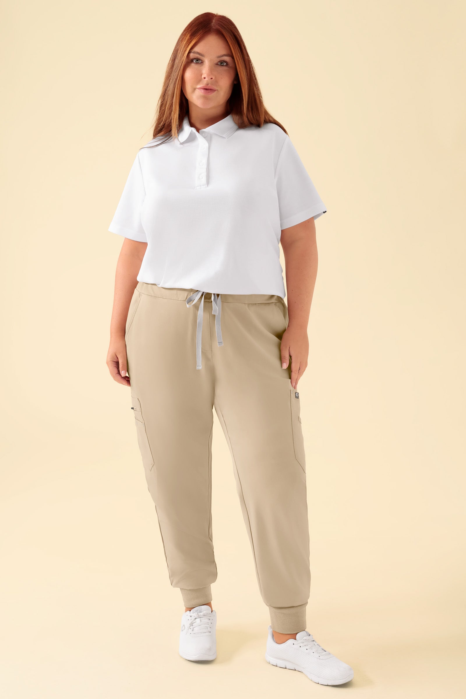 KAERE Hose Damen - Saumbündchen mit Beintaschen sand, Vorderansicht Das Model ist 173 cm groß und trägt Größe XL