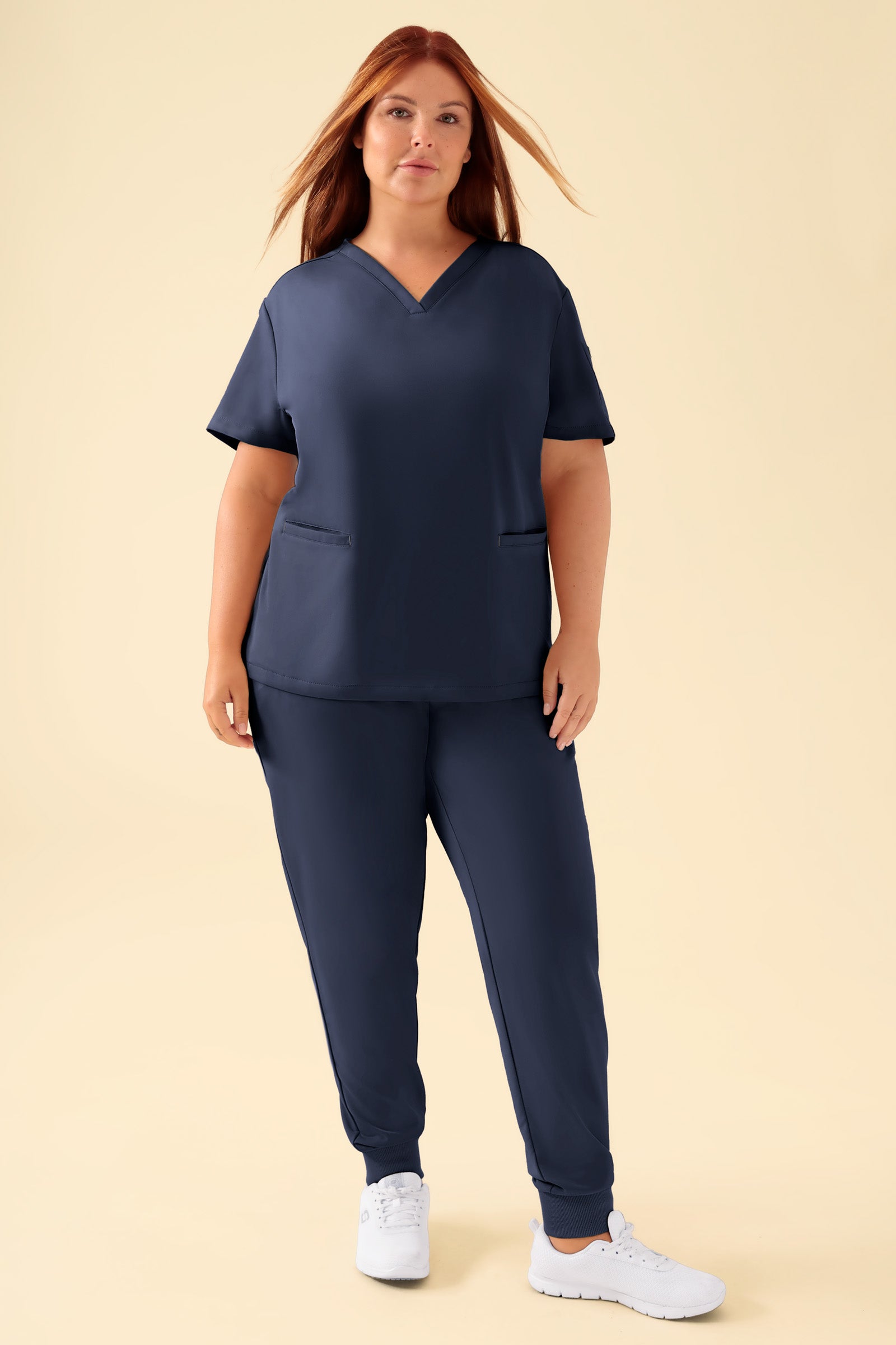 KAERE Schlupfkasack Damen - V-Ausschnitt navy, Vorderansicht Das Model ist 173 cm groß und trägt Größe XL
