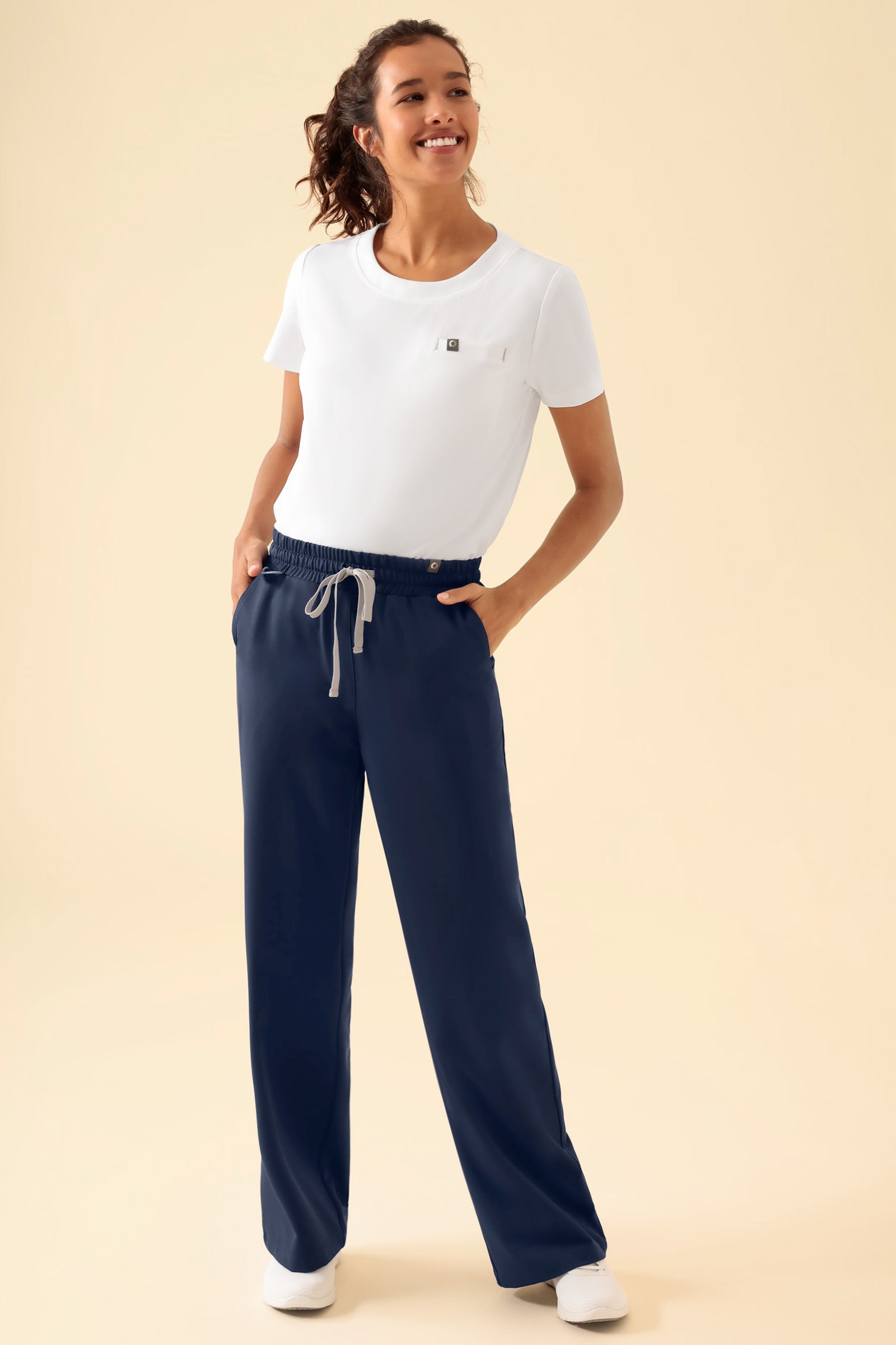 KAERE Hose Damen - weites Bein navy, Vorderansicht Das Model ist 176 cm groß und trägt Größe S