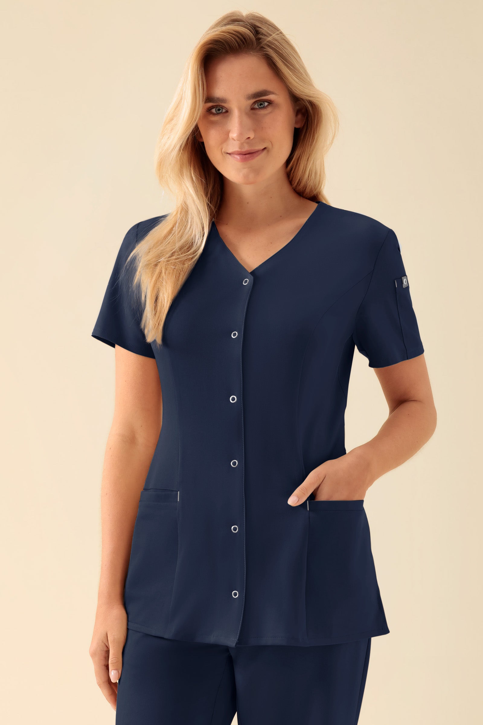 KAERE Kasack Damen - durchgeknöpft navy, Vorderansicht Das Model ist 177 cm groß und trägt Größe S