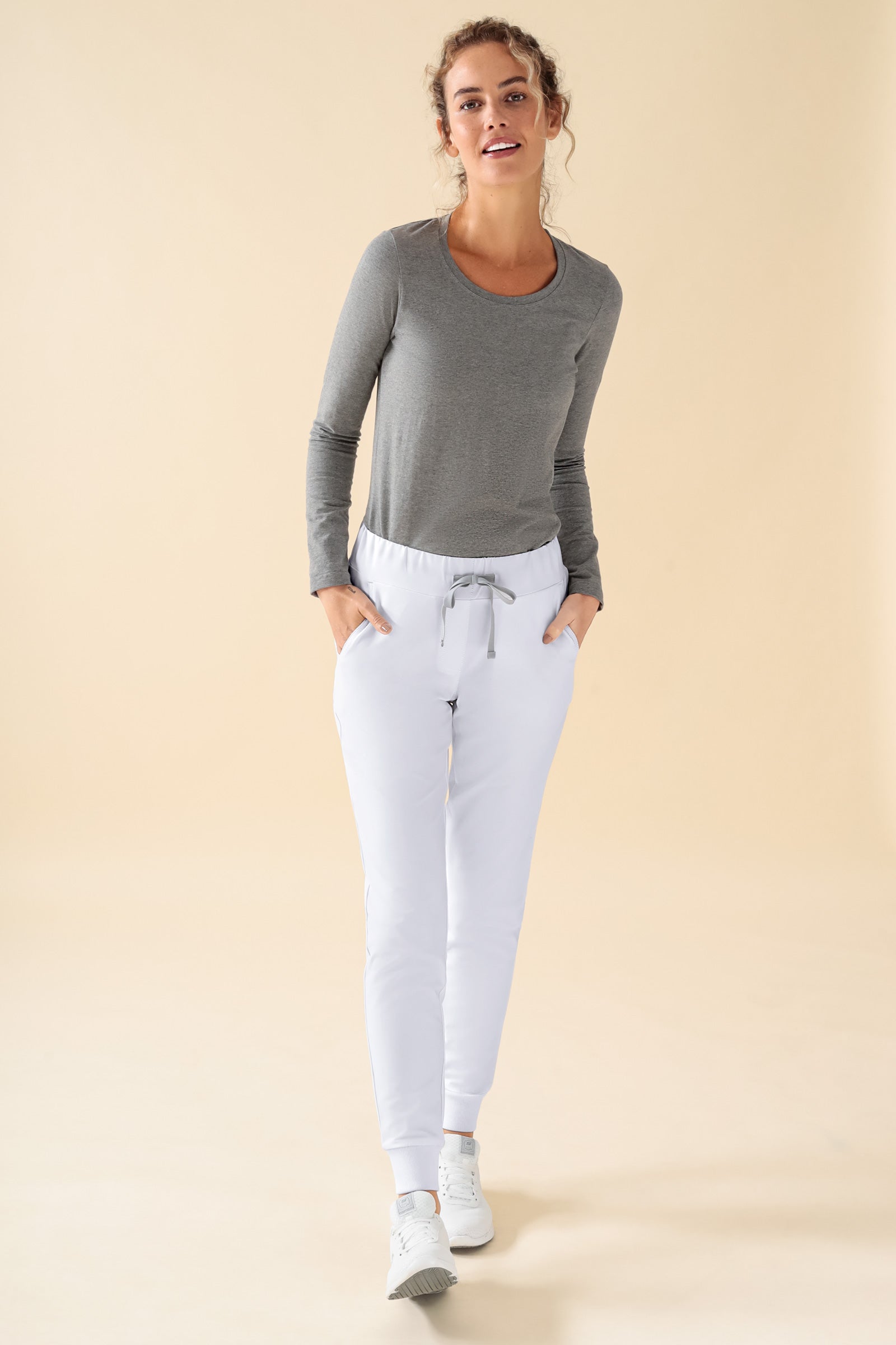 KAERE Hose Damen - Saumbündchen ohne Beintaschen weiß, Vorderansicht Das Model ist 180 cm groß und trägt Größe S